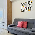 Amazing Loft - 2 Minutes From The Airport!