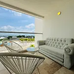 Amazing Loft - 2 Minutes From The Airport!