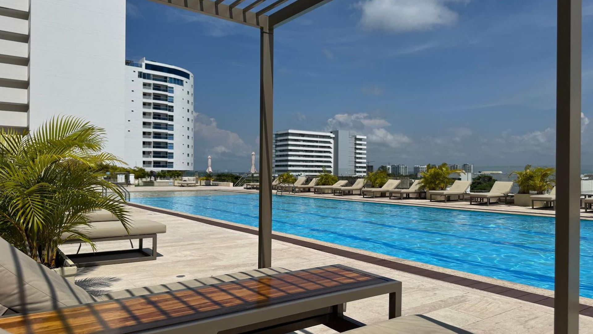 Amazing Loft - 2 Minutes From The Airport!