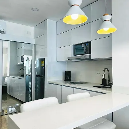 Amazing Loft - 2 Minutes From The Airport! Apartamento